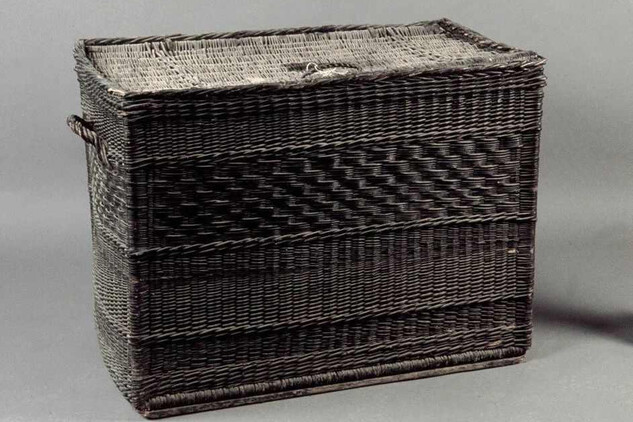 Prádelní ukládací a transportní koš, přelom 19. a 20. století, vrbové proutí barvené, NPÚ, ÚPS v Českých Budějovicích, Mobiliární fond kláštera Plasy, inv. č. PY 1782.