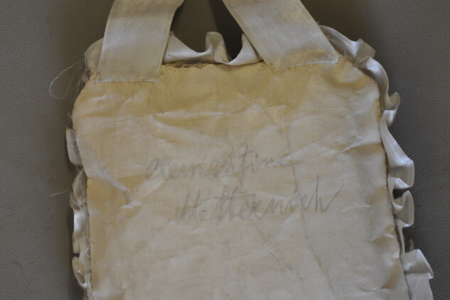 Jehelníček, vyšívaný polštářek s nápisem Clementina Metternich, PY02029, MF Plasy.