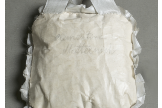 Jehelníček, vyšívaný polštářek s nápisem Clementina Metternich, NPÚ, ÚPS v Českých Budějovicích, Mobiliární fond kláštera Plasy, inv. č. PY02029.