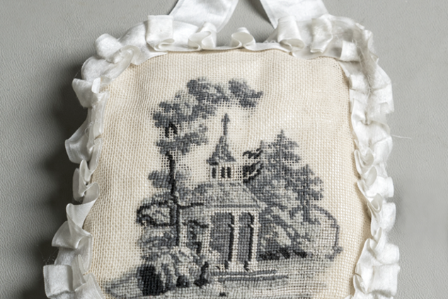 Jehelníček, vyšívaný polštářek s nápisem Clementina Metternich, NPÚ, ÚPS v Českých Budějovicích, Mobiliární fond klaštera Plasy, inv. č. PY02029.