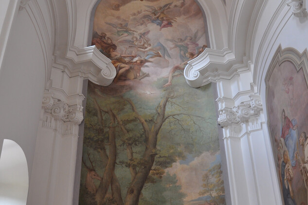 Pohled do kaple sv. Bernarda v plaském klášteře s předpokládaným umístěním želvovinového oltáře. Andrea STECKEROVÁ, Štěpán VÁCHA (ed.), Vznešenost & zbožnost: barokní umění na Plzeňsku a v západních Čechách. Lomnice nad Popelkou, 2015, s. 272.