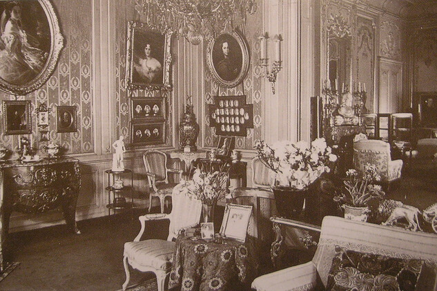 Obr. 5: Salon Metternichovského paláce ve Vídni. Vlevo viditelný Winterhalterův obraz Pauliny Metternichové.  Dostupné z https://commons.wikimedia.org/wiki/File:Palais_Metternich-Sandor_Salon.JPG