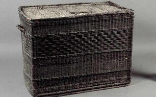 Prádelní ukládací a transportní koš, přelom 19. a 20. století, vrbové proutí barvené, NPÚ, ÚPS v Českých Budějovicích, Mobiliární fond klášter Plasy, inv. č. PY 1782.