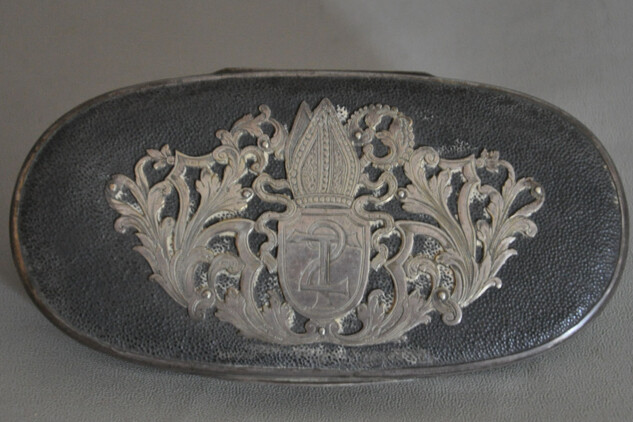 Obr. 2: Tabatěrka se znakem opata Eugena Tyttla, 1720. Mobiliární fond Kynžvart, inv. č. KY1884.