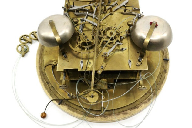Stav hlavního hodinového stroje s číselníkem před restaurátorským zásahem – strana kyvadla