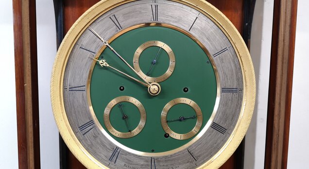 Stav hodinového stroje po restaurátorském zásahu – detailní pohled na číselník