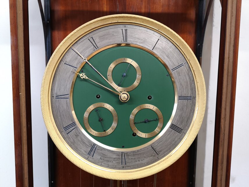 Stav hodinového stroje po restaurátorském zásahu – detailní pohled na číselník