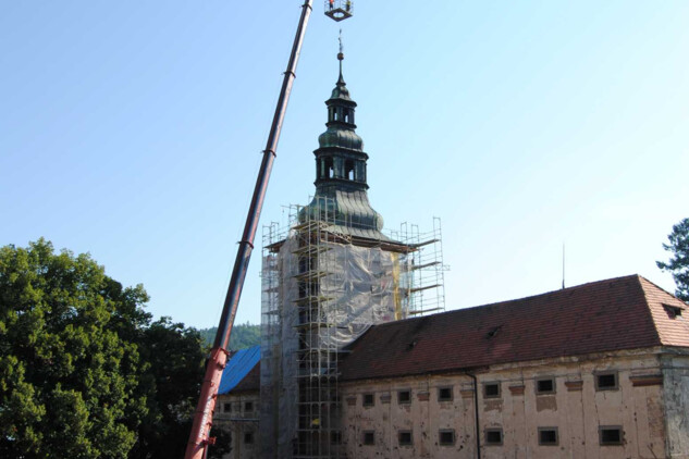 Barokní sýpka plaského kláštera, památková obnova, sejmutí makovice, Foto: NPÚ/Správa kláštera Plasy, 2023. 