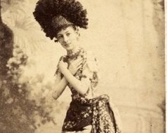 Klementina Metternichová v divadelním kostýmu jako herečka, 1890, NPÚ, ÚPS v Kroměříži, Mobiliární fond zámku Lysice, inv. č. LS14839.