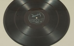 Decelithová deska s historickou nahrávkou plaských zvonů z roku 1940, Mobiliární fond Plasy, inv. č. PY 1644.