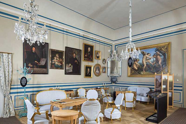 Pohled do instalace, Zámek Metternichů, salon s použitím kopií ochranných obalů sedacího nábytku, fotoarchiv NPÚ, foto: Michal Mráz