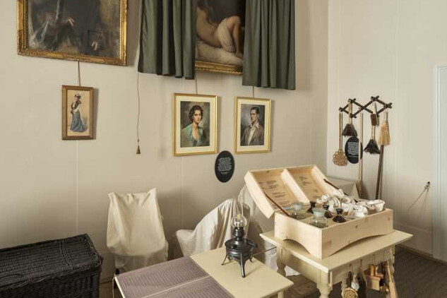 1. Pohled do instalace, Zámek Metternichů, místnost v nepřítomnosti šlechty, fotoarchiv NPÚ, foto: Michal Mráz 